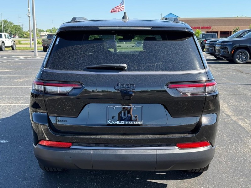 Jeep Grand Cherokee L Vehicle Full-screen Gallery Image 4