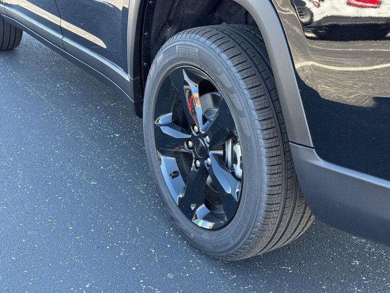 Jeep Grand Cherokee L Vehicle Full-screen Gallery Image 6