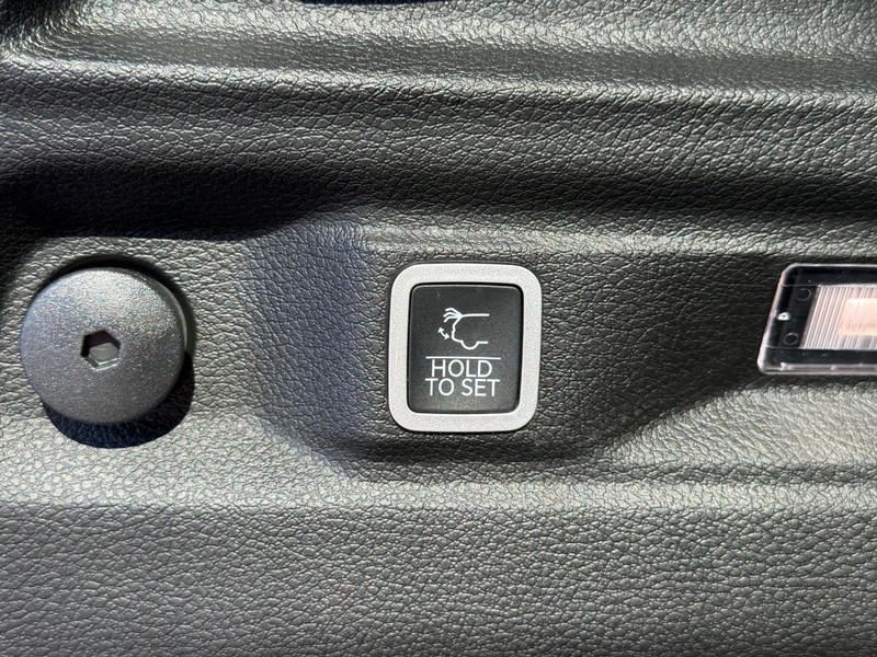 Jeep Grand Cherokee L Vehicle Full-screen Gallery Image 8
