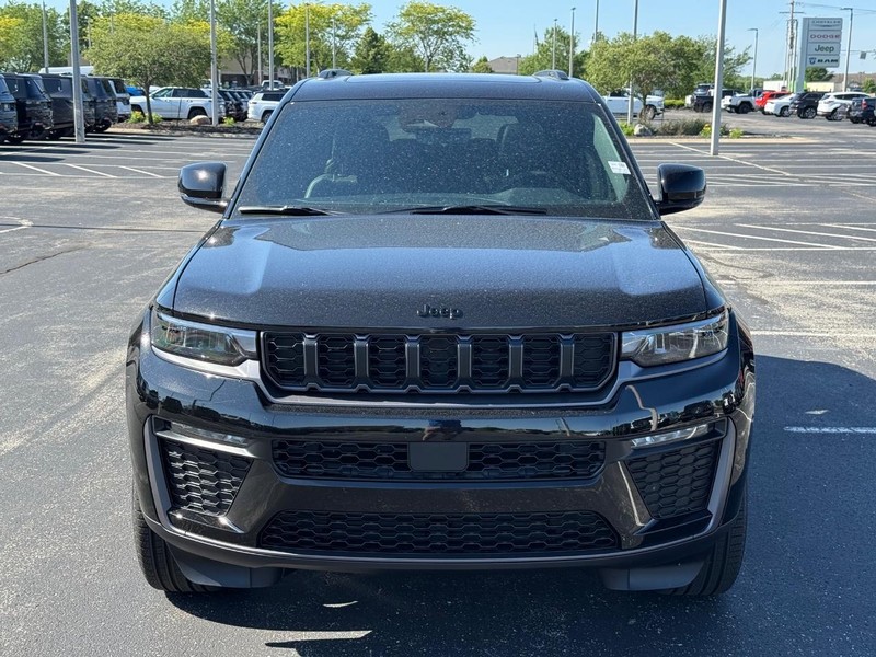 Jeep Grand Cherokee L Vehicle Full-screen Gallery Image 10
