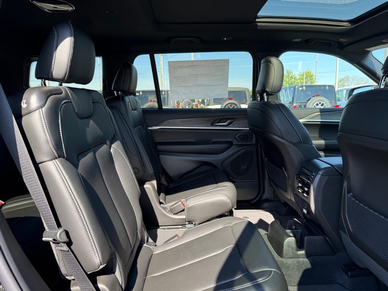 Jeep Grand Cherokee L Vehicle Full-screen Gallery Image 11