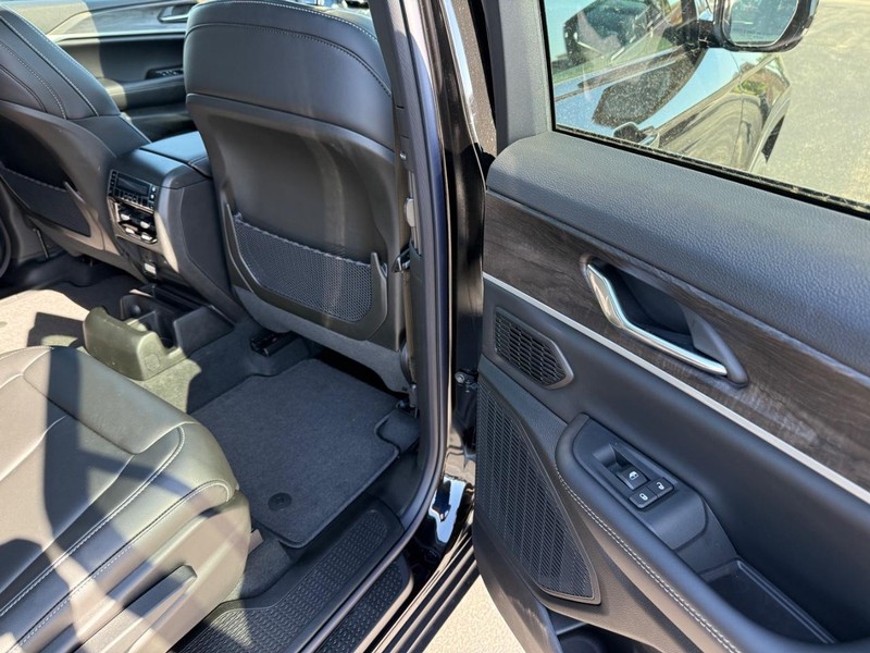 Jeep Grand Cherokee L Vehicle Full-screen Gallery Image 12