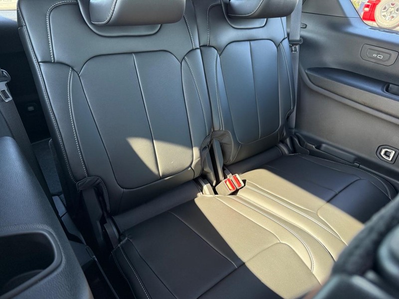 Jeep Grand Cherokee L Vehicle Full-screen Gallery Image 13