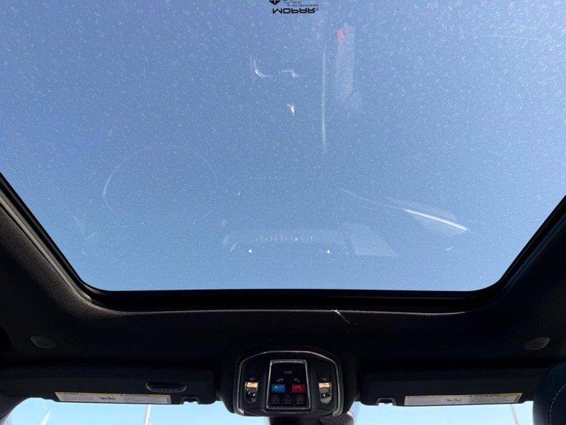 Jeep Grand Cherokee L Vehicle Full-screen Gallery Image 14