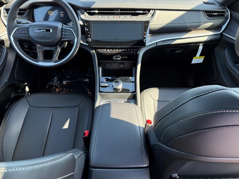 Jeep Grand Cherokee L Vehicle Full-screen Gallery Image 15