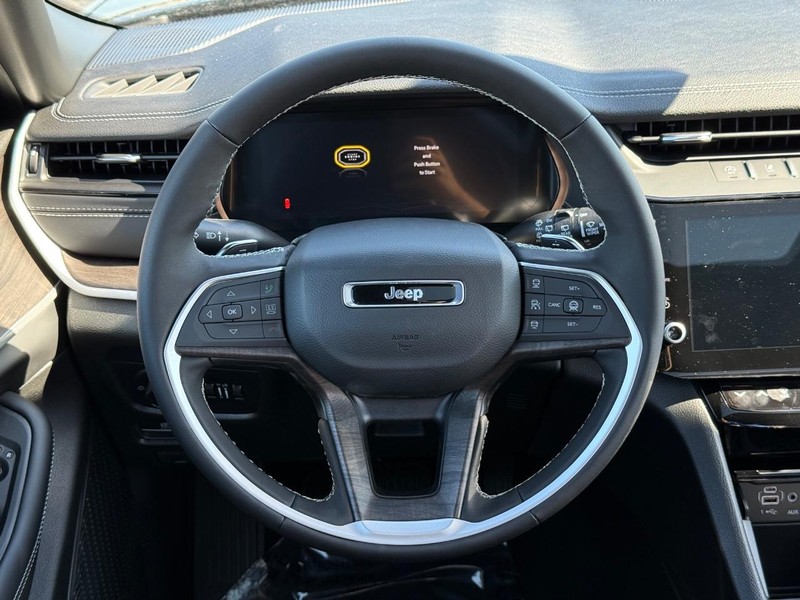 Jeep Grand Cherokee L Vehicle Full-screen Gallery Image 16
