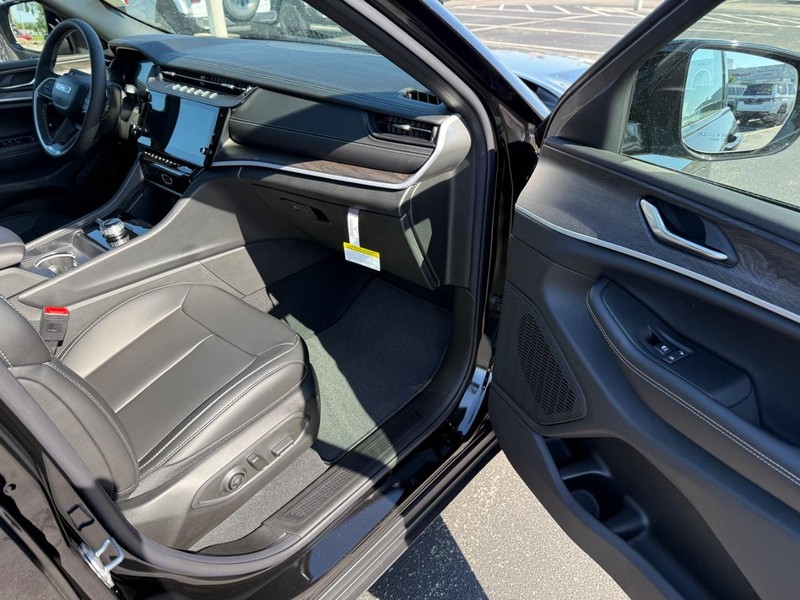 Jeep Grand Cherokee L Vehicle Full-screen Gallery Image 17