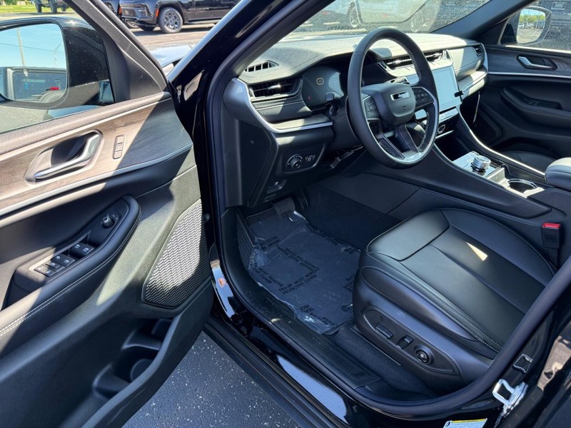 Jeep Grand Cherokee L Vehicle Full-screen Gallery Image 19