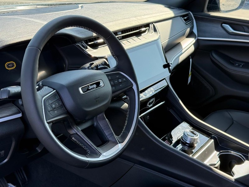 Jeep Grand Cherokee L Vehicle Full-screen Gallery Image 21