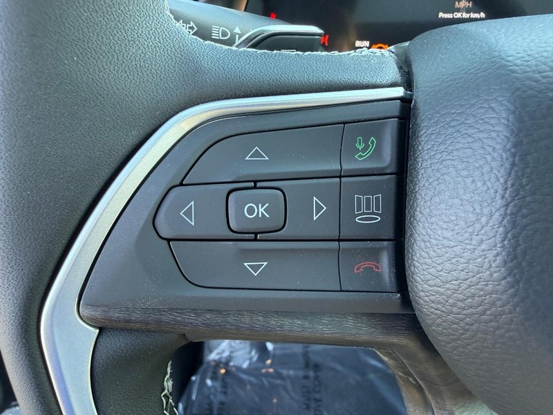 Jeep Grand Cherokee L Vehicle Full-screen Gallery Image 22