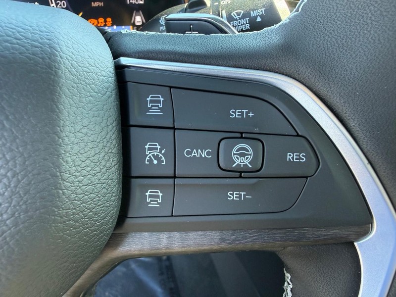 Jeep Grand Cherokee L Vehicle Full-screen Gallery Image 23