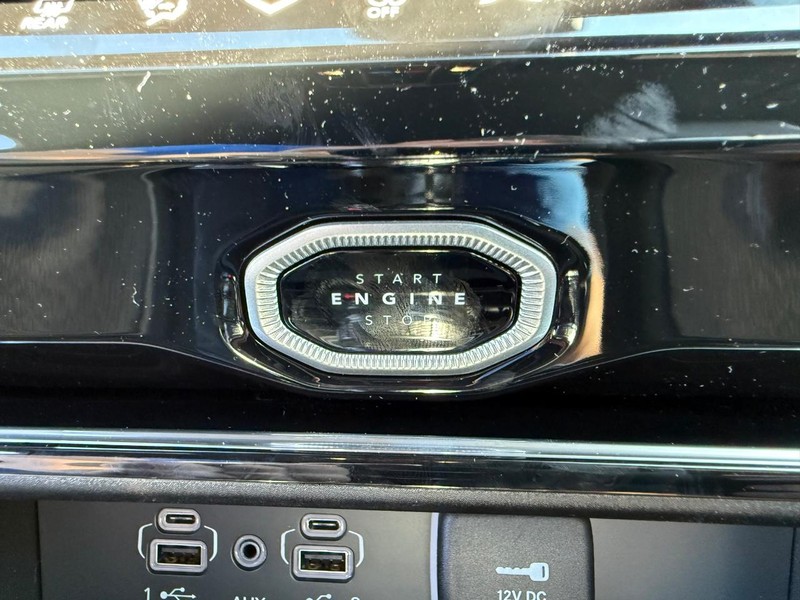 Jeep Grand Cherokee L Vehicle Full-screen Gallery Image 24
