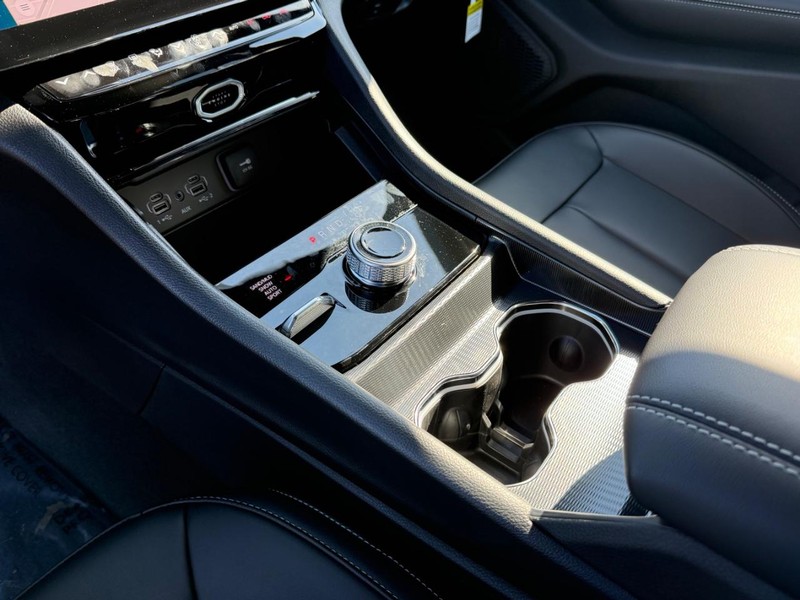 Jeep Grand Cherokee L Vehicle Full-screen Gallery Image 27