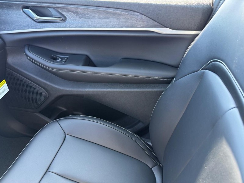 Jeep Grand Cherokee L Vehicle Full-screen Gallery Image 28