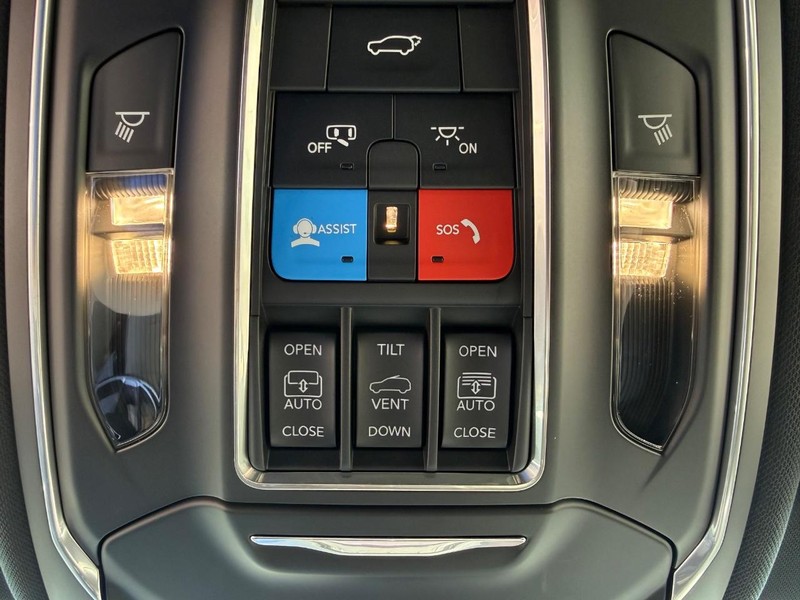 Jeep Grand Cherokee L Vehicle Full-screen Gallery Image 29
