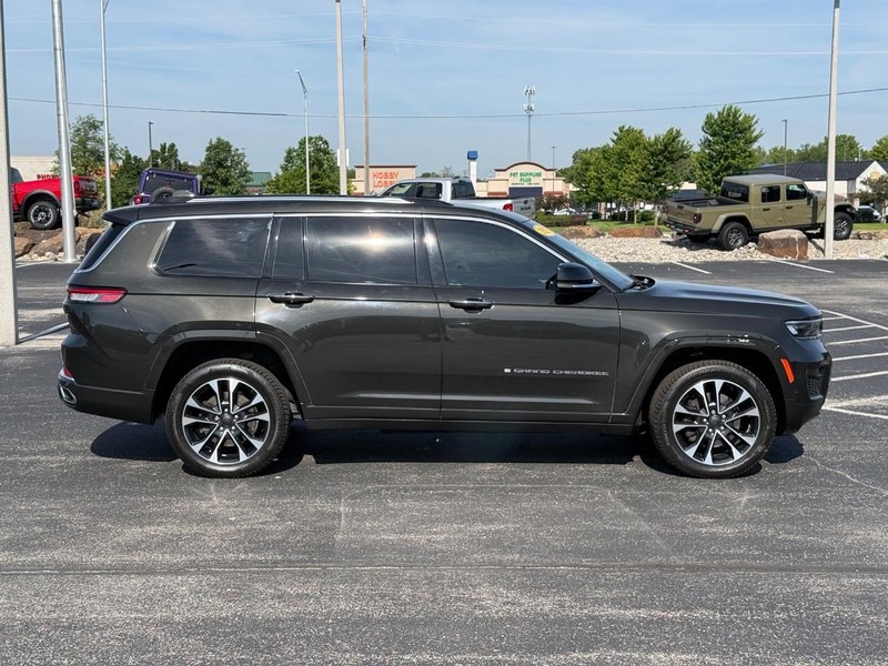 Jeep Grand Cherokee L Vehicle Full-screen Gallery Image 2