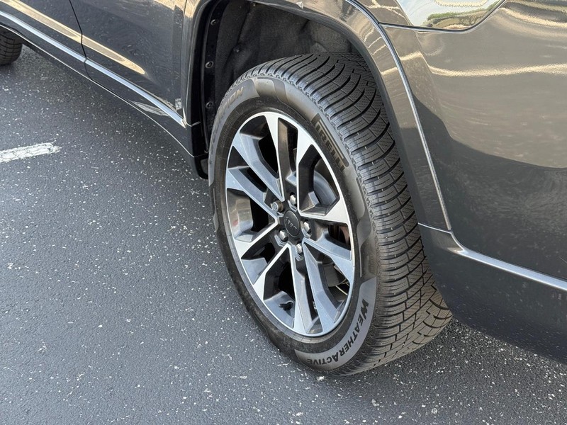 Jeep Grand Cherokee L Vehicle Full-screen Gallery Image 6