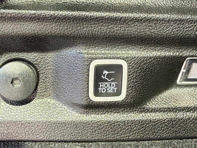 Jeep Grand Cherokee L Vehicle Full-screen Gallery Image 8