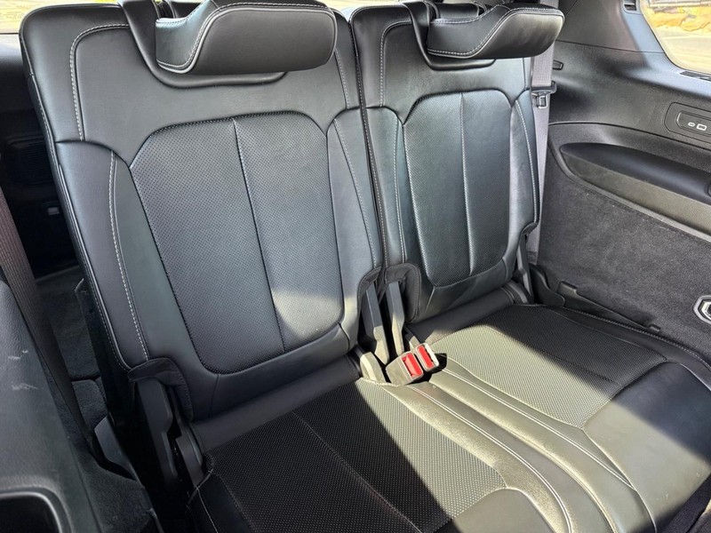 Jeep Grand Cherokee L Vehicle Full-screen Gallery Image 11