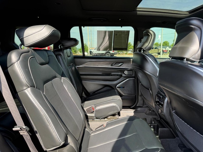 Jeep Grand Cherokee L Vehicle Full-screen Gallery Image 12