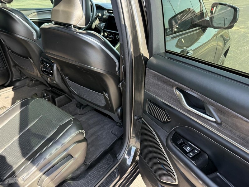 Jeep Grand Cherokee L Vehicle Full-screen Gallery Image 13