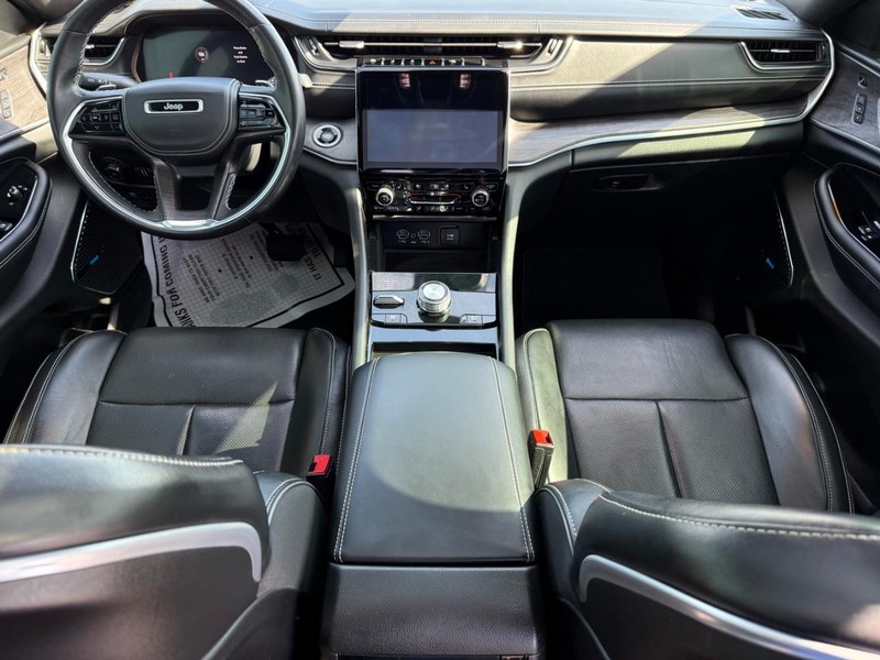 Jeep Grand Cherokee L Vehicle Full-screen Gallery Image 15