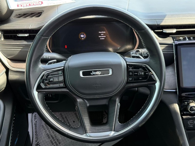 Jeep Grand Cherokee L Vehicle Full-screen Gallery Image 16