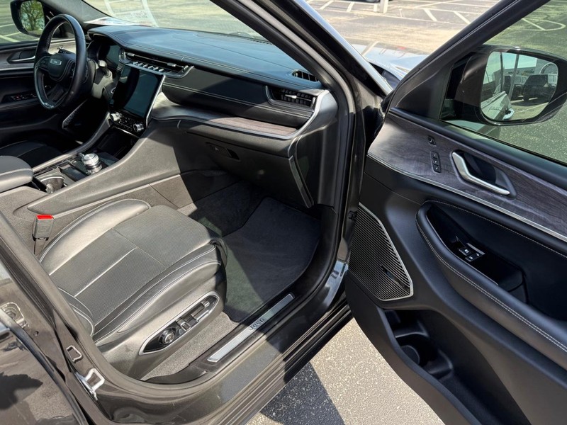 Jeep Grand Cherokee L Vehicle Full-screen Gallery Image 17