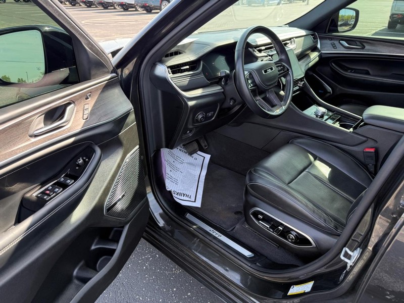 Jeep Grand Cherokee L Vehicle Full-screen Gallery Image 19