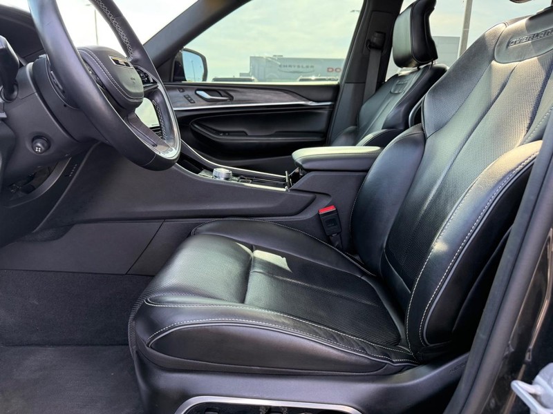 Jeep Grand Cherokee L Vehicle Full-screen Gallery Image 20