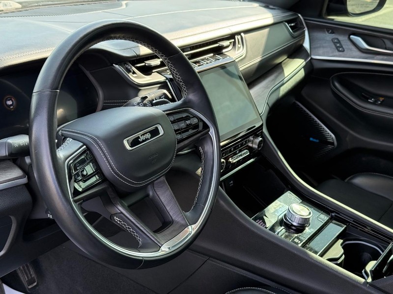 Jeep Grand Cherokee L Vehicle Full-screen Gallery Image 21