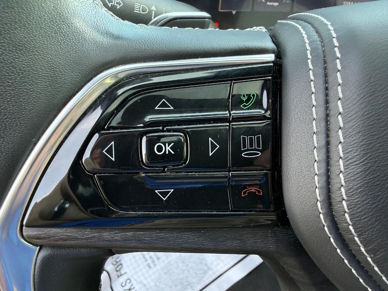 Jeep Grand Cherokee L Vehicle Full-screen Gallery Image 22