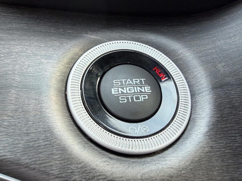 Jeep Grand Cherokee L Vehicle Full-screen Gallery Image 24