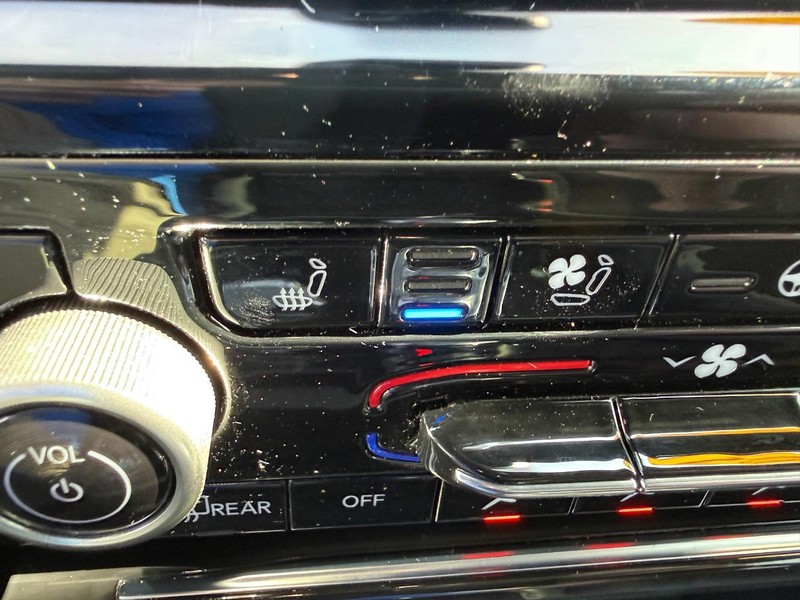 Jeep Grand Cherokee L Vehicle Full-screen Gallery Image 25