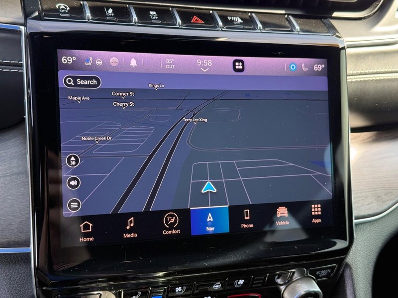 Jeep Grand Cherokee L Vehicle Full-screen Gallery Image 26