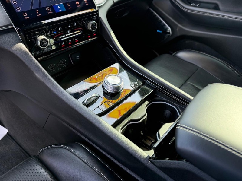 Jeep Grand Cherokee L Vehicle Full-screen Gallery Image 29