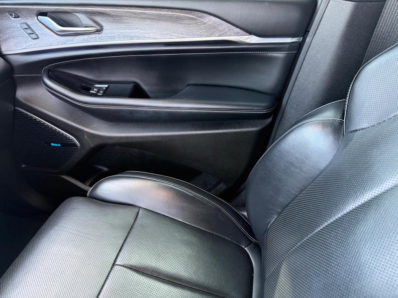 Jeep Grand Cherokee L Vehicle Full-screen Gallery Image 30