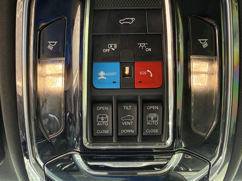 Jeep Grand Cherokee L Vehicle Full-screen Gallery Image 31