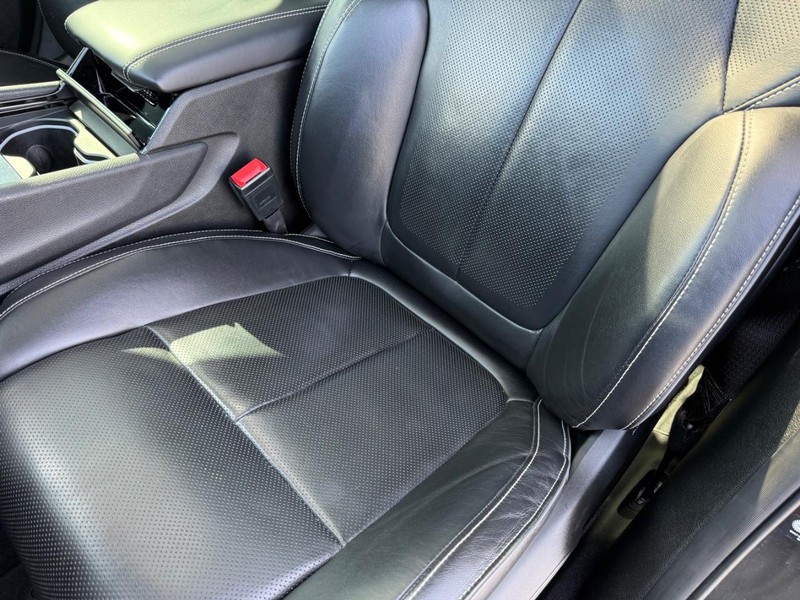 Jeep Grand Cherokee L Vehicle Full-screen Gallery Image 34