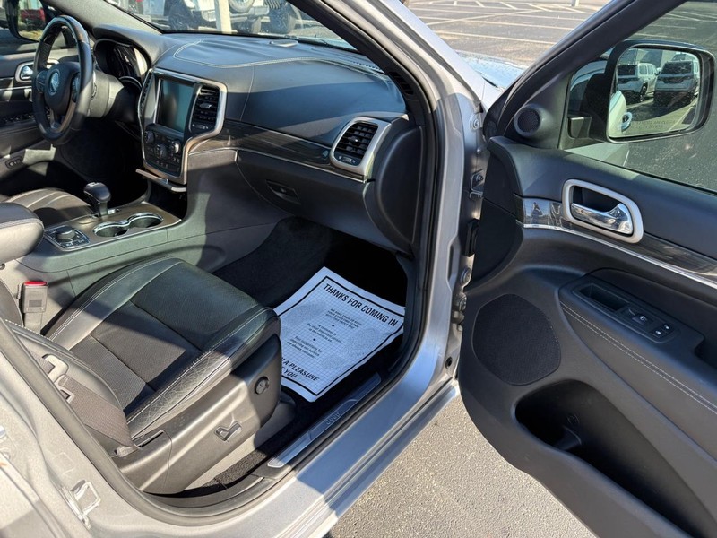 Jeep Grand Cherokee Vehicle Full-screen Gallery Image 16