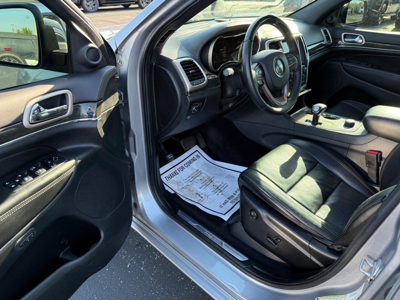 Jeep Grand Cherokee Vehicle Full-screen Gallery Image 18