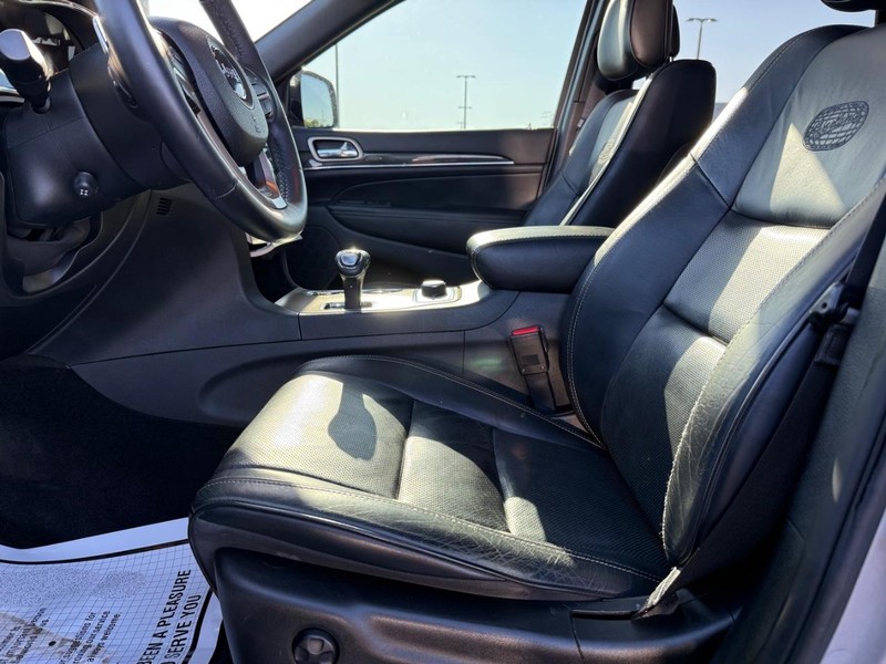 Jeep Grand Cherokee Vehicle Full-screen Gallery Image 19