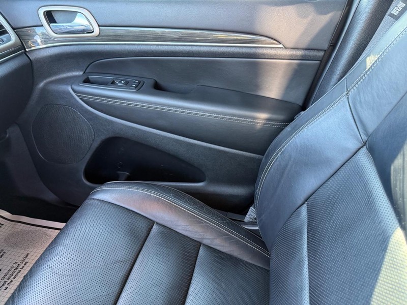 Jeep Grand Cherokee Vehicle Full-screen Gallery Image 29