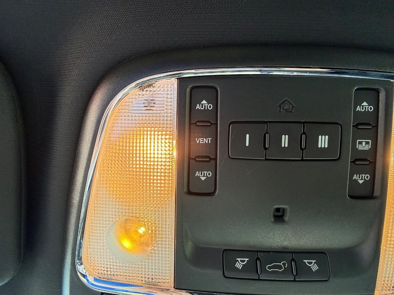 Jeep Grand Cherokee Vehicle Full-screen Gallery Image 30