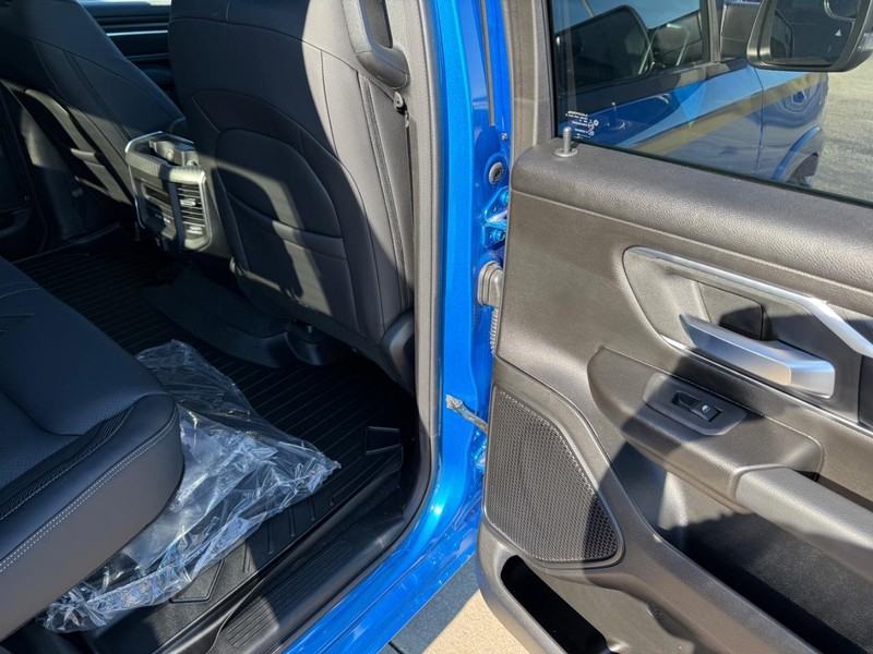Ram 1500 Vehicle Full-screen Gallery Image 11