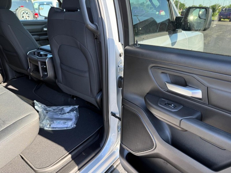 Ram 1500 Vehicle Full-screen Gallery Image 11