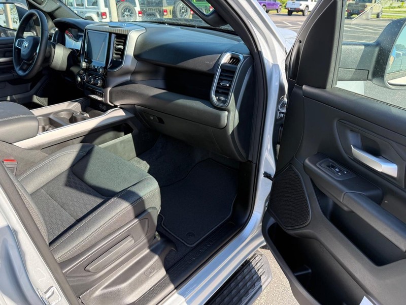Ram 1500 Vehicle Full-screen Gallery Image 14