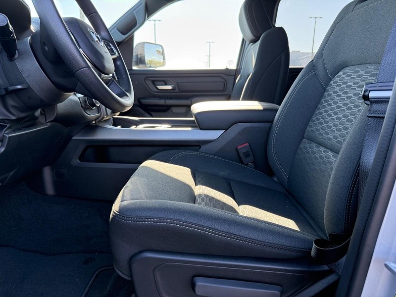 Ram 1500 Vehicle Full-screen Gallery Image 17
