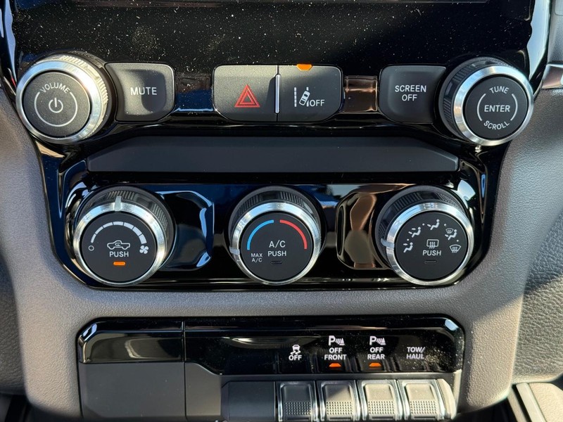 Ram 1500 Vehicle Full-screen Gallery Image 25