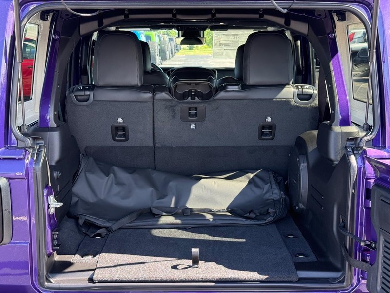 Jeep Wrangler Vehicle Full-screen Gallery Image 7